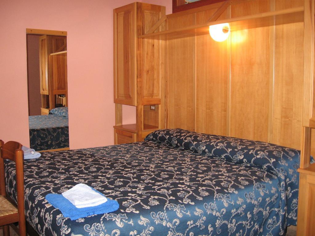 Hotel Casale Isola del Gran Sasso d'Italia Room photo