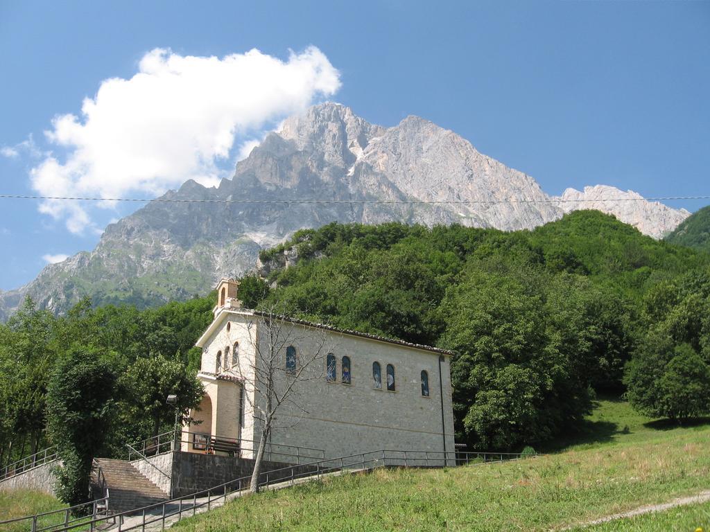 Hotel Casale Isola del Gran Sasso d'Italia Exterior photo