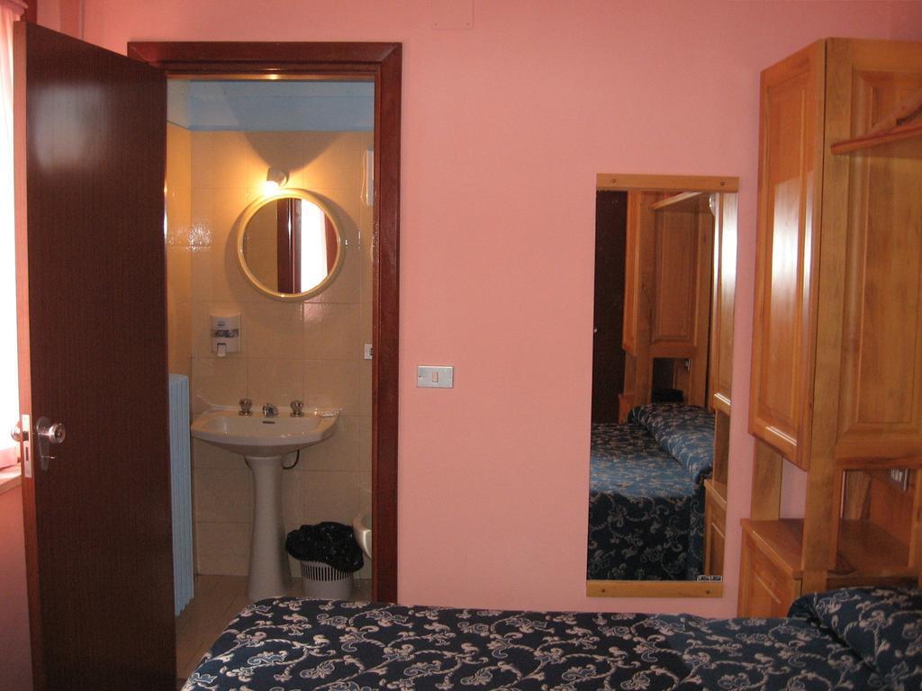 Hotel Casale Isola del Gran Sasso d'Italia Room photo